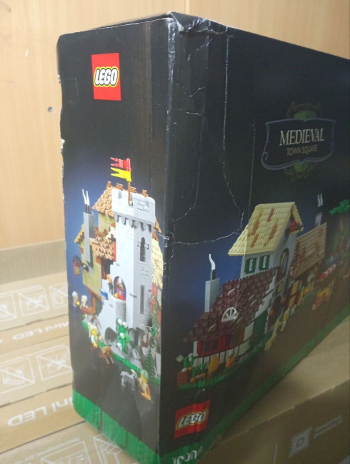 10332 Средневековая городская площадь LEGO Icons Уценка - фото2